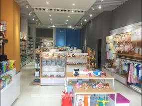 孕嬰店室內玻璃柜子裝修效果圖片