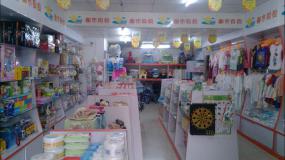 最新孕嬰店室內掛衣架裝修效果圖片欣賞
