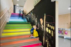 現代風格幼兒園走廊效果圖