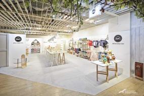 最新童裝店門面室內掛衣架裝修效果圖片欣賞