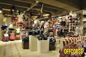 最新童裝店門面室內原木地板裝修效果圖片