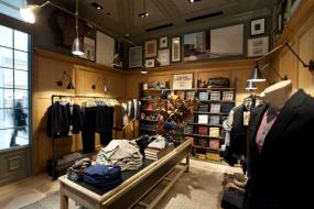 90平后現代裝修風格服裝店裝修貨架