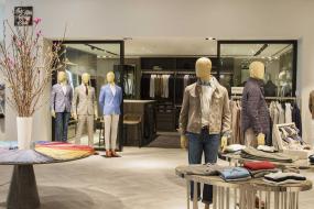 現代黑白風格服裝店裝修貨架