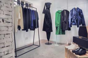 最新女服裝店室內掛衣架裝修效果圖片