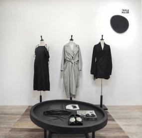 2018最新女服裝店室內純色壁紙裝修效果圖片
