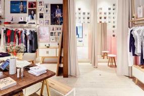 女服裝店室內木質背景墻裝修效果圖片