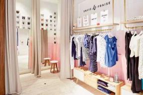 小型女服裝店室內原木地板裝修效果圖片2018