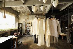 女裝服裝店內白色地磚裝修效果圖片