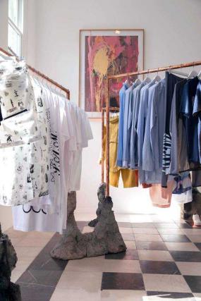 女裝服裝店內貨架裝修圖片
