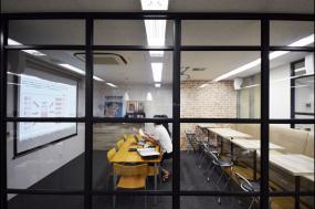 現代簡約建筑風格辦公室吊頂圖片