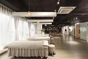 最新國外美發店設計裝飾效果圖片